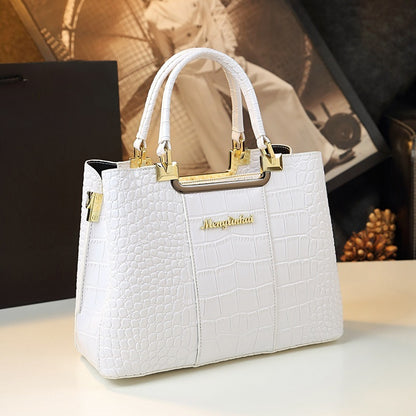 Fashion print luxury handbag designed for elegance and functionality, perfect for business commuting and everyday use. #LuxuryHandbag #FashionBag #BusinessStyle #ElegantAccessories #CommuterBag #ChicDesign #FunctionalFashion #StylishTote