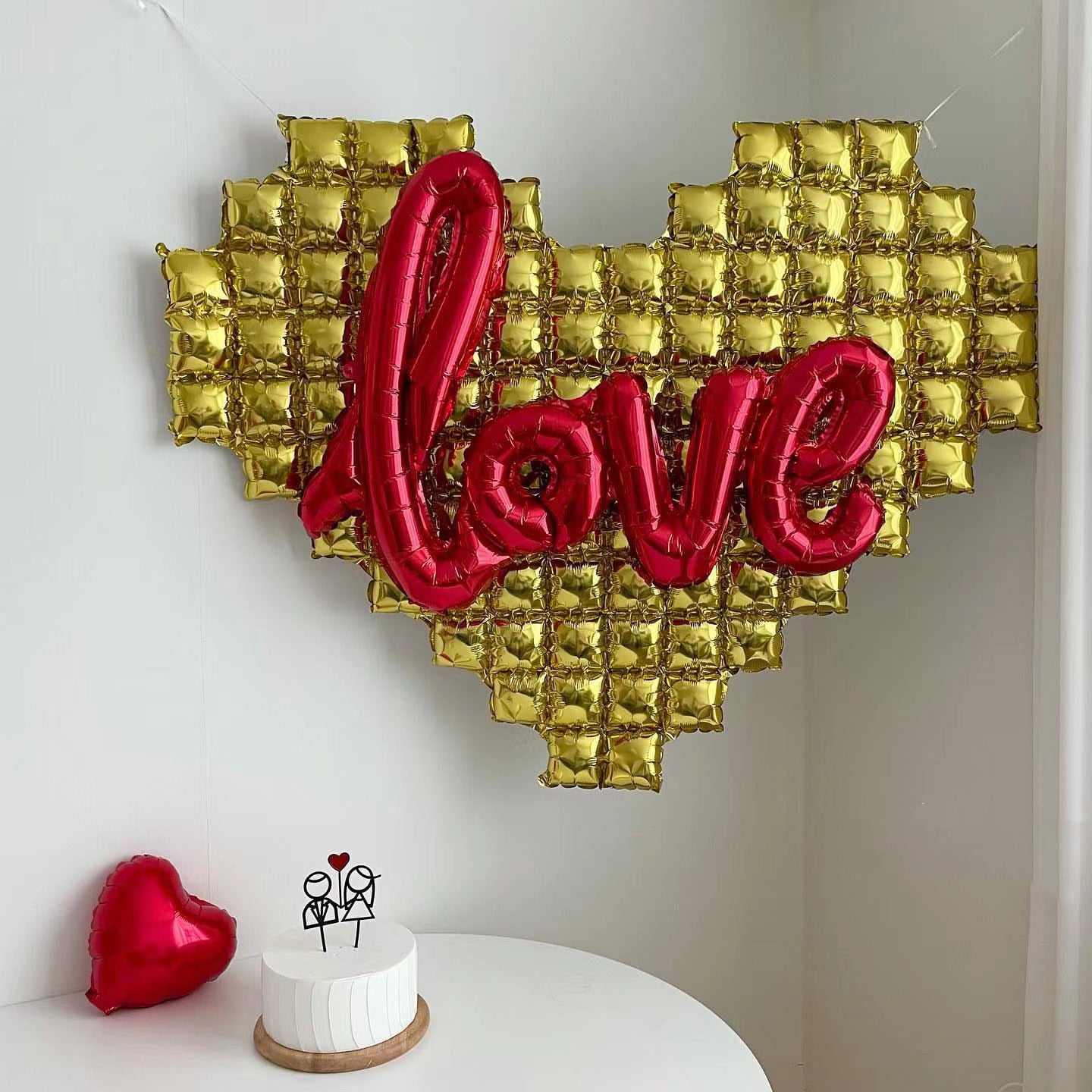 Large Birthday Party Background Wall Balloon made of aluminum film in heart shapes, available in red, silver, gold, and pink. Perfect for themed parties and celebrations.