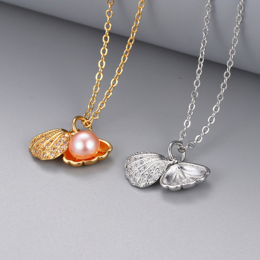 "Shell Freshwater Pearl Necklace – A delicate pendant featuring a 7-8mm freshwater pearl, available in various styles with white gold or gold supports. Elegant and timeless, perfect for adding sophistication to any occasion."