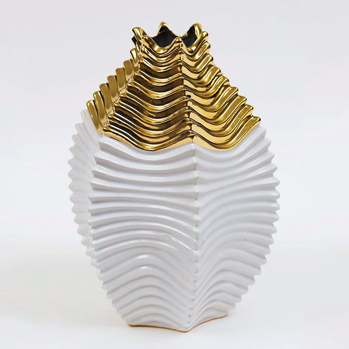 Light luxury electroplated gold ceramic vase, combining elegant design with contemporary style to elevate your home décor. #GoldCeramicVase #LuxuryDécor #ContemporaryStyle #ElegantDesign #HomeAccessories #SophisticatedDécor #ModernVase #ElectroplatedGold